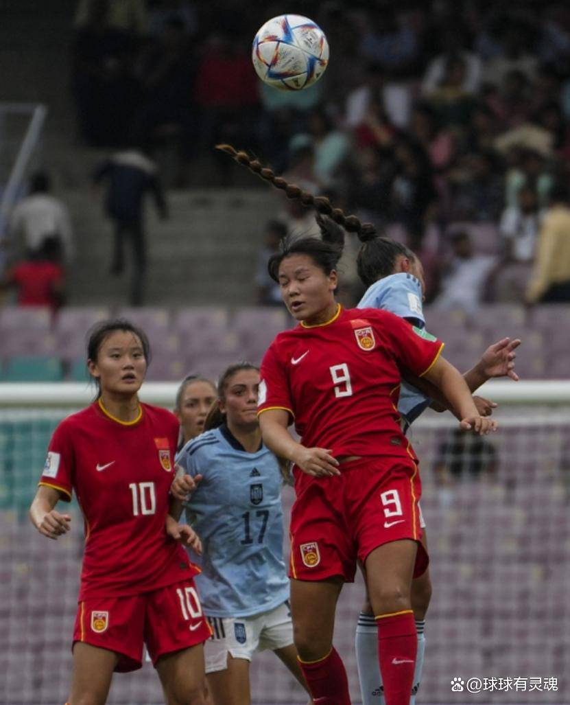 中国女足中场组织稳定，连续比赛控制场面