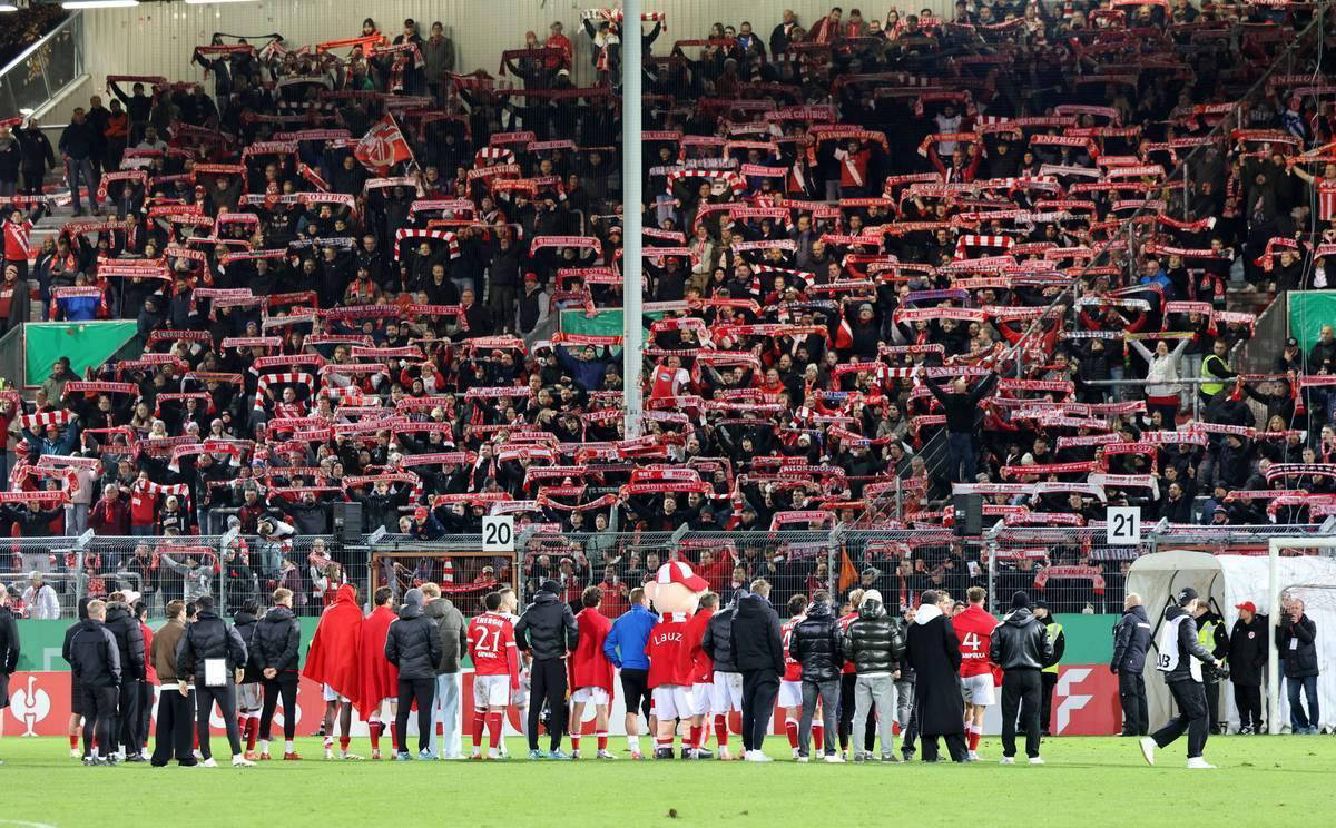 关于拜仁慕尼黑豪取八连胜，卫冕之路一帆风顺的信息