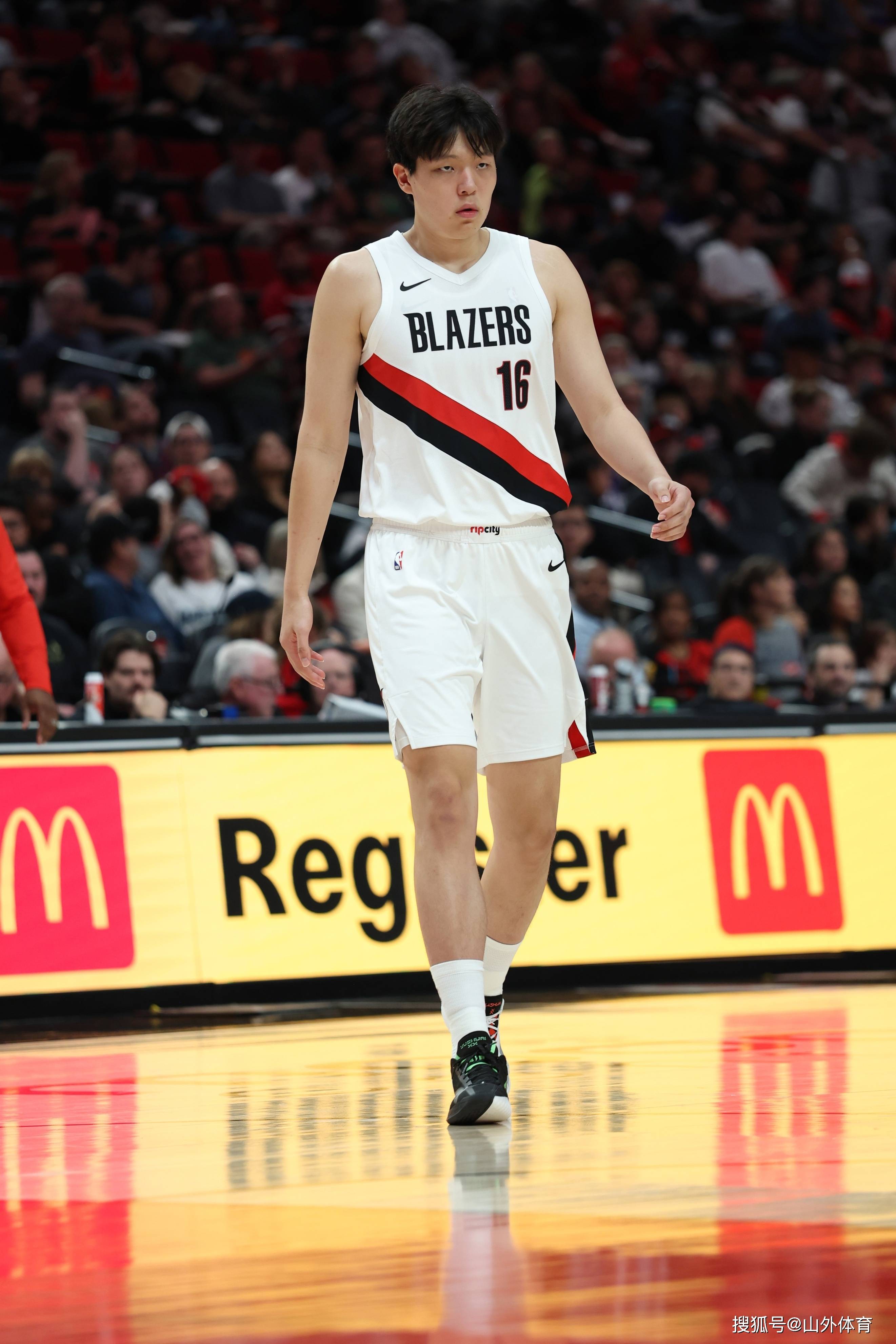 包含开拓者队宣布交易消息，球队体系再次重组的词条