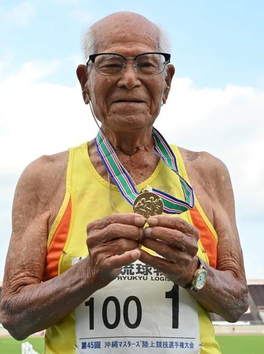 关于日本运动员在田径比赛中突破世界纪录的信息