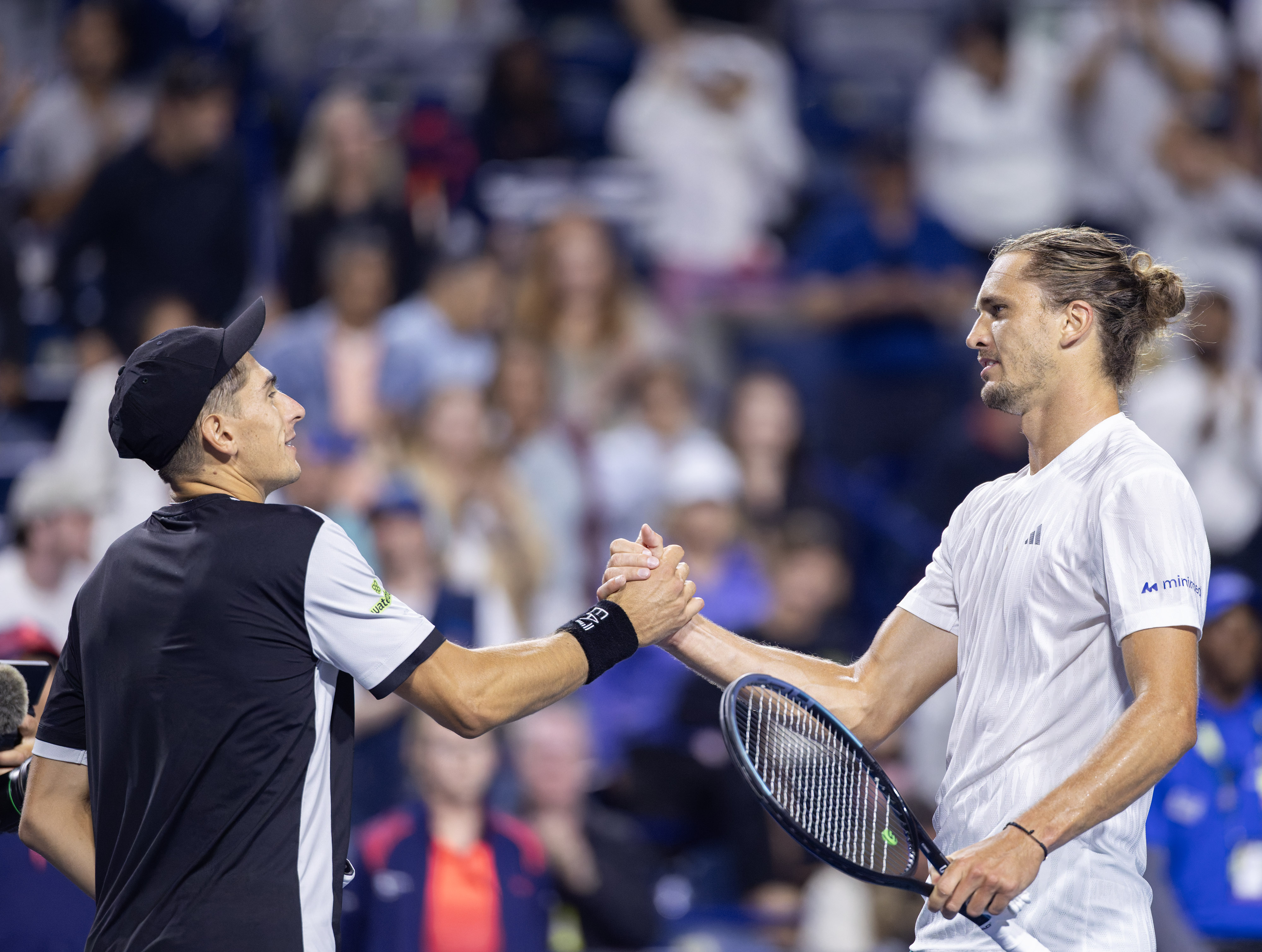 英国网球队逆转澳大利亚网球队，兹维列夫送出助攻的简单介绍